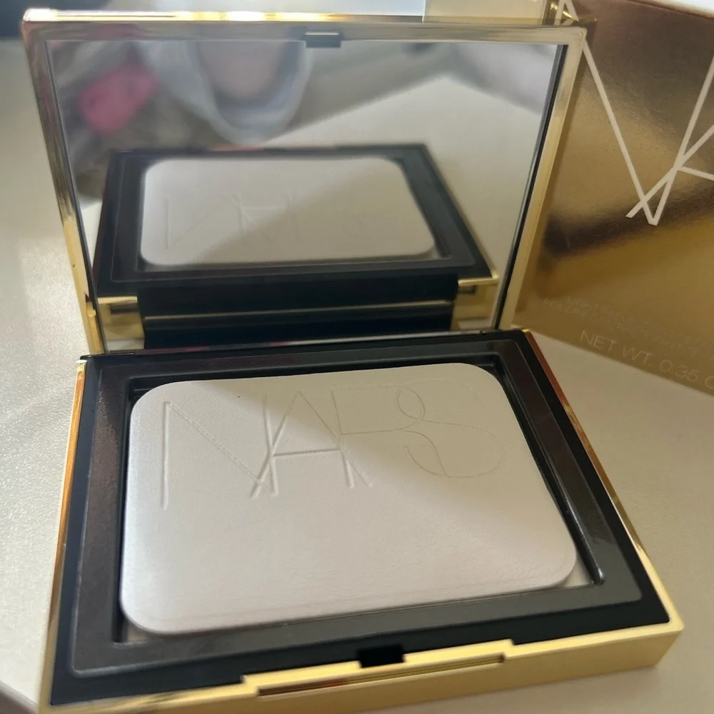 NARS Light Reflecting Setting Powder - Black and White